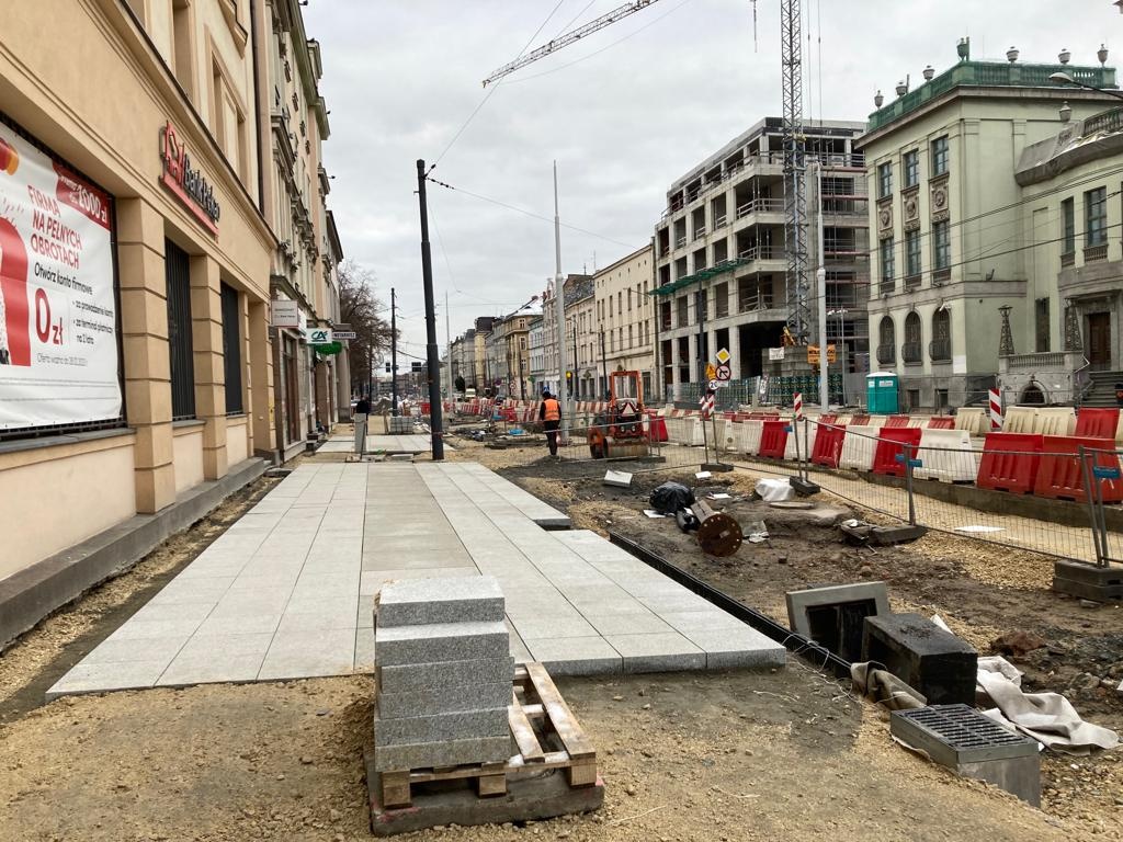 Przebudowa ul. Warszawskiej będzie kosztować więcej, żeby na sąsiedni deptak mogły wjeżdżać ciężarówki i autobusy