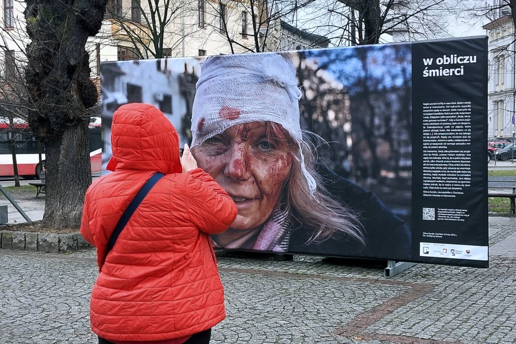 Zdjęcia z Ukrainy zatrzymują przechodniów. W Katowicach można zobaczyć wystawę fotografii wojennych