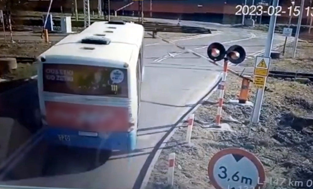 Kierowca autobusu staranował rogatkę. Policja szuka świadków [WIDEO]