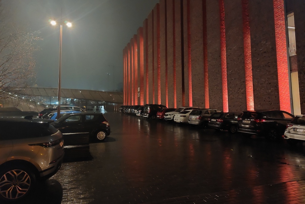 Kultura wielu gości NOSPR kończy się na sali koncertowej. Tak się parkuje w strefie kultury
