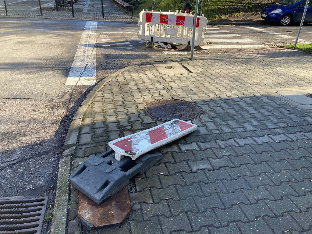 Przewróciło się, niech leży. Czyli jak dba się o porządek w centrum Katowic
