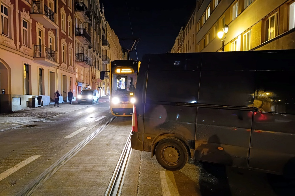 Samochód zablokował na godzinę ruch tramwajów. Został odholowany