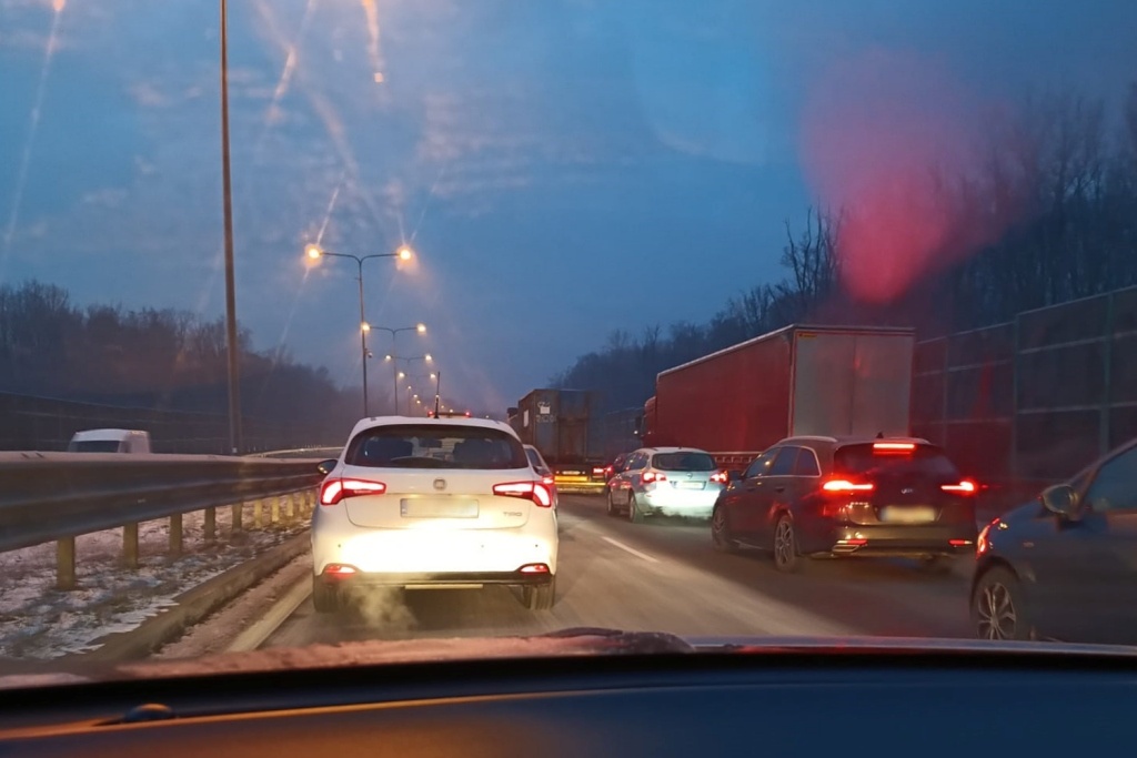 Na DTŚ-ce rozsypała się kukurydza. Droga została zamknięta