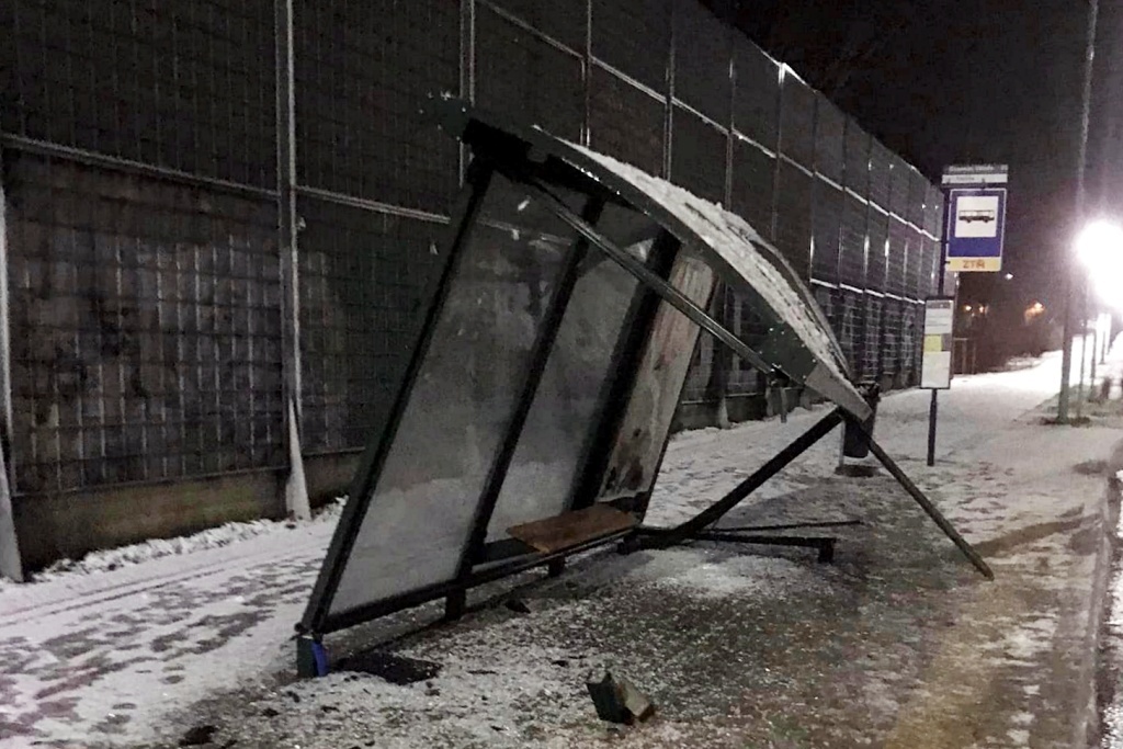 Kierowca mógł rozjechać pieszych na przystanku w Giszowcu. Zdążyli wsiąść do autobusu