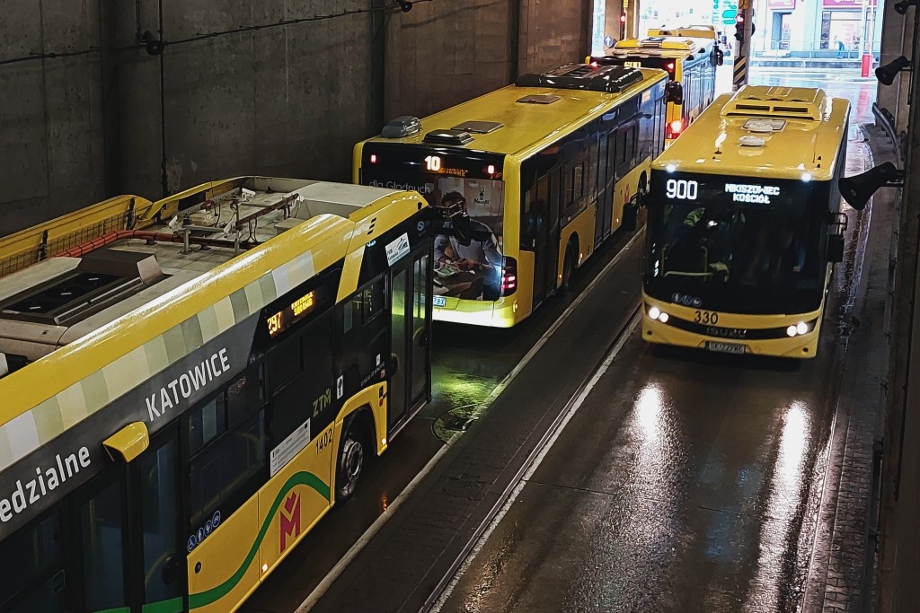 Korek autobusów na wyjeździe spod dworca. Mają zielone światło przez 10 sekund