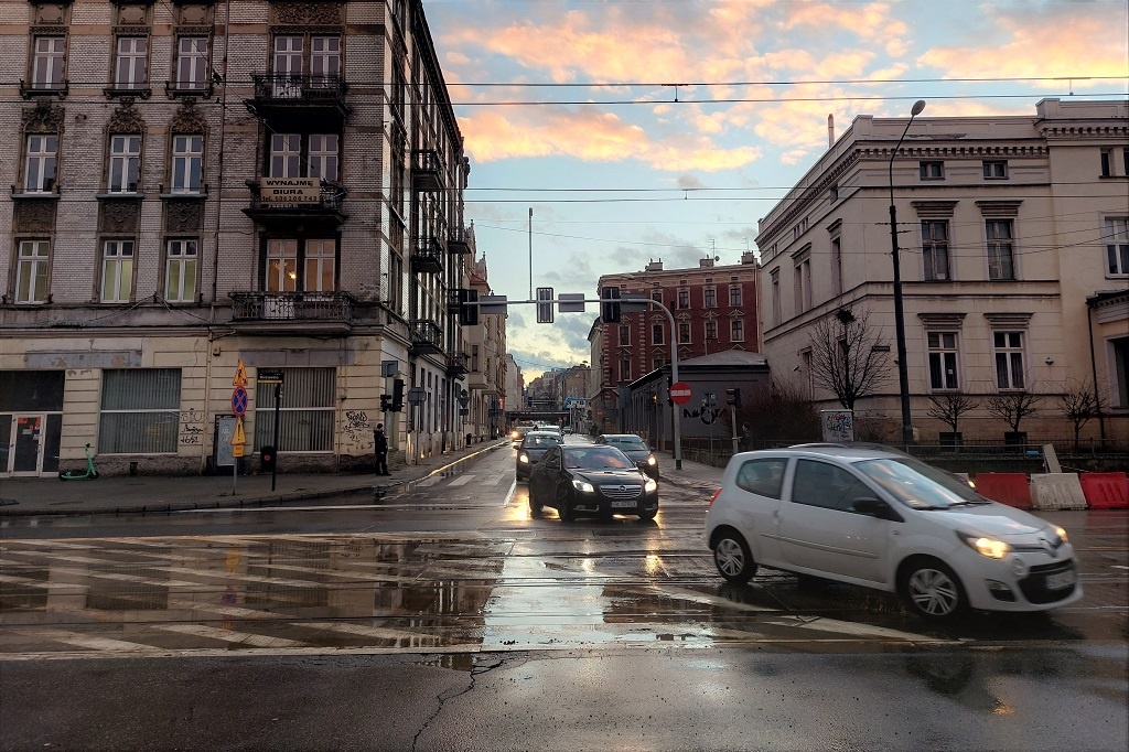 Ulica Francuska to teren kolejowy. Miasto próbuje przekonać, że jednak nie ma tu torów