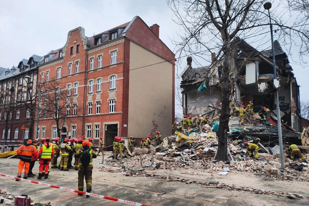 Strażacy wyciągnęli z gruzów ciało kobiety. Po wybuchu kamienicy w Szopienicach nie żyje jedna osoba