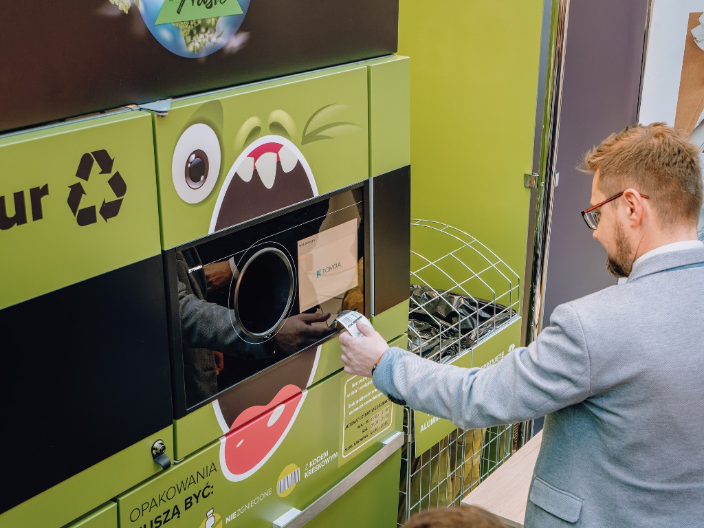 W Katowicach stanął automat, który płaci za plastikowe butelki i aluminiowe puszki