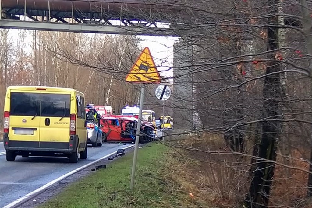 Śmiertelny wypadek na drodze w Katowicach. Samochód uderzył w wiadukt