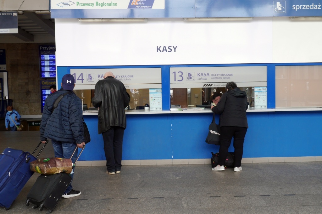 Pociąg PKP Intercity tańszy niż Koleje Śląskie. Mimo podwyżki opłaca się jeździć na krótkich trasach