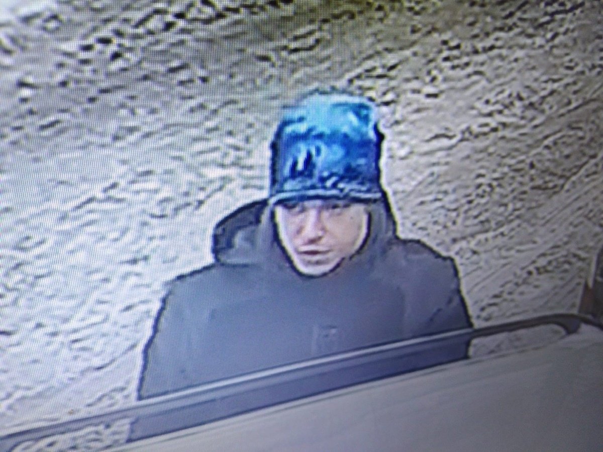 Zabrał pieniądze i telefon z samochodu. Policja szuka sprawcy kradzieży w Szopienicach