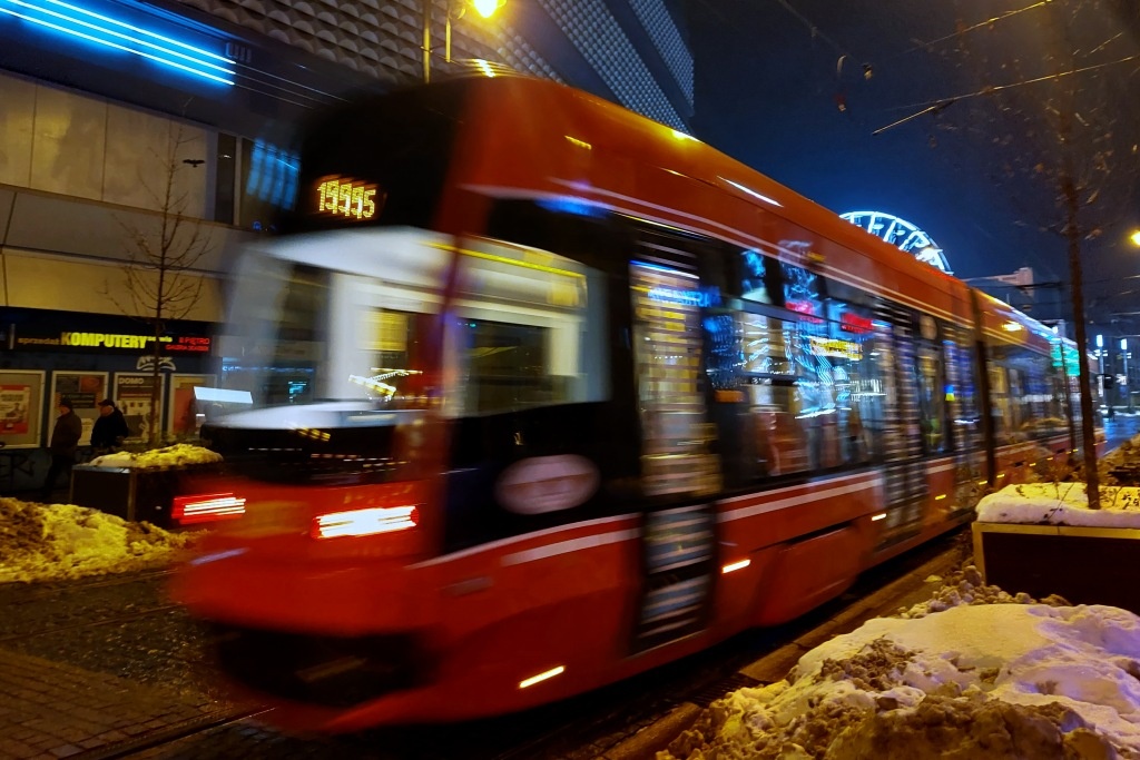 Dodatkowe kursy i większe pojazdy. ZTM wprowadza zmiany na sylwestrową noc