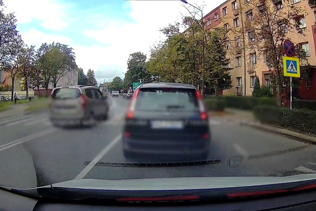Kierowca prawie rozjechał kobietę z dziećmi na pasach. Policja publikuje nagranie