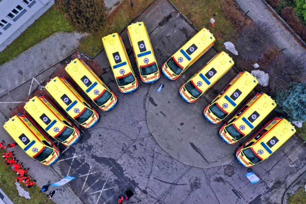 Pogotowie ma kilkanaście nowych ambulansów. W tym jeden do przewozu otyłych pacjentów
