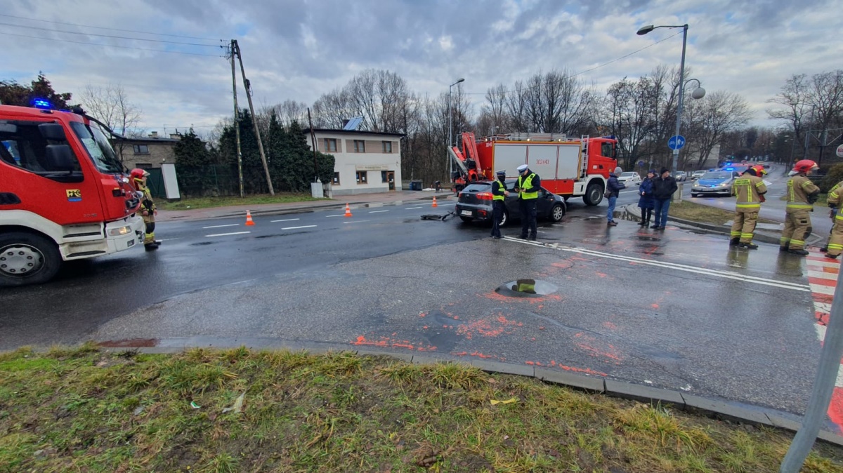 Potrącenie w Katowicach. Mężczyzna przejeżdżał przez jezdnię na hulajnodze