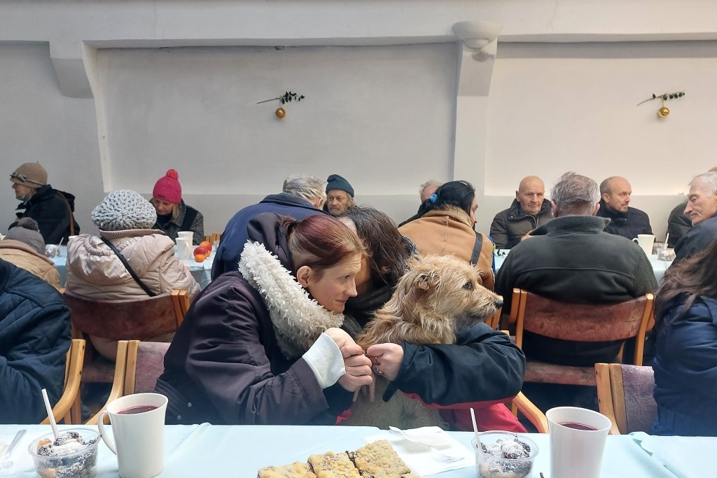 Długa kolejka na Wigilię w jadłodajni. W kolejnych dniach również będą rozdawane posiłki