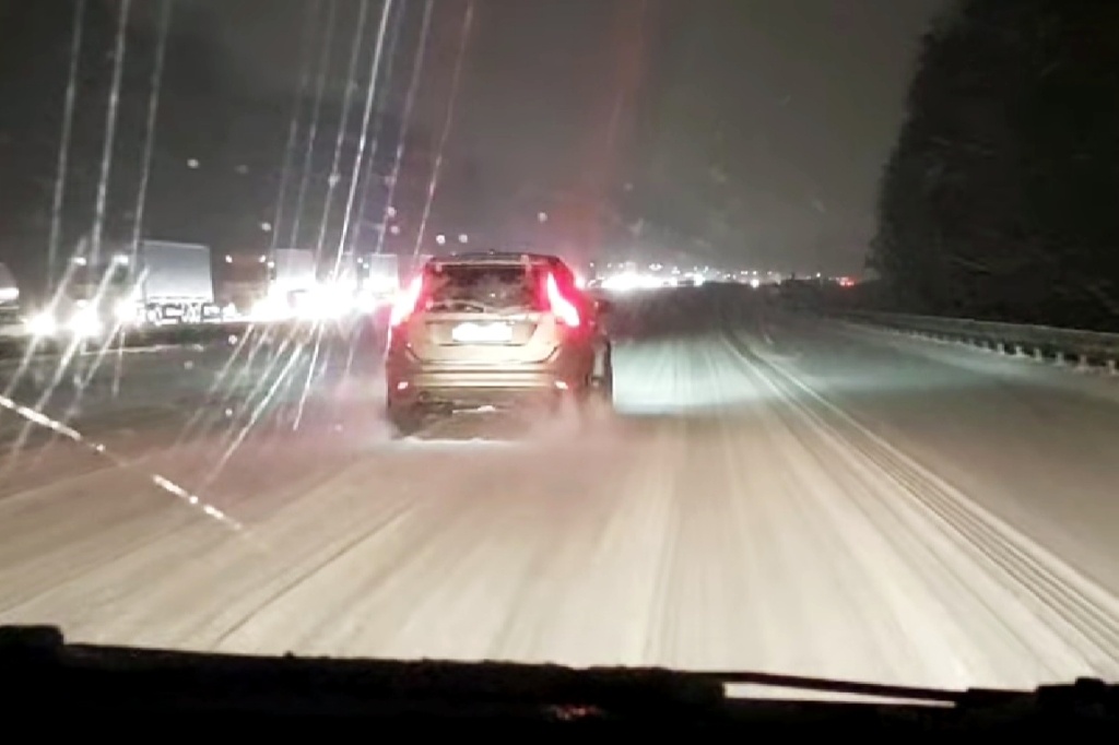Fatalne warunki na drogach w regionie. Najważniejsze trasy w regionie są zablokowane