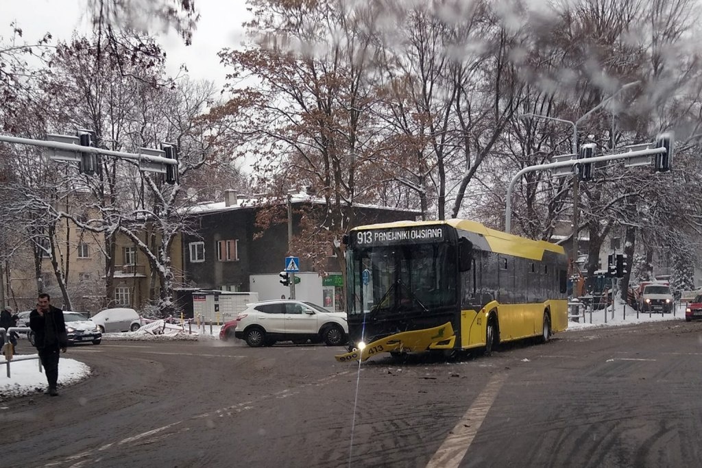 Autobus miejski zderzył się ze śmieciarką i zablokował skrzyżowanie w Ligocie
