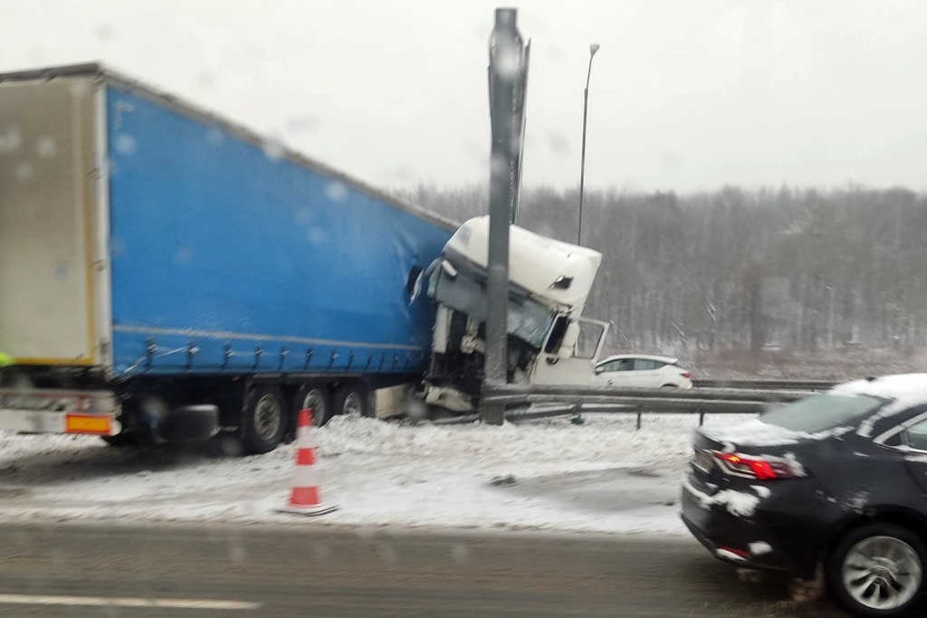 Ciężarówka uderzyła w bariery na A4. Na wielu drogach auta jadą bardzo powoli