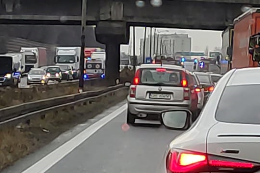 Śmiertelny wypadek na S86. Tworzą się długie korki