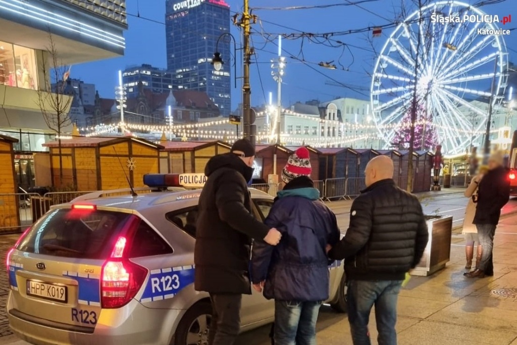 W centrum Katowic mężczyzna bił ochroniarza. Akurat przechodzili policjanci po służbie