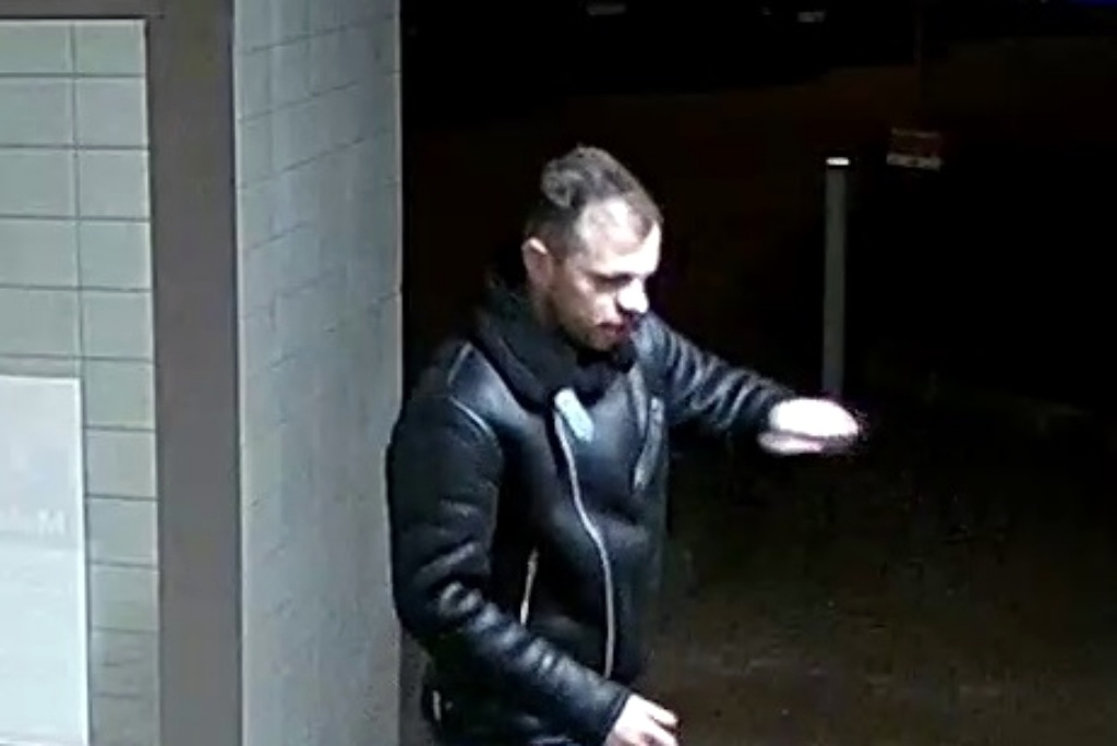 Mężczyzna wyżył się na drzwiach, furtce i znaku drogowym
