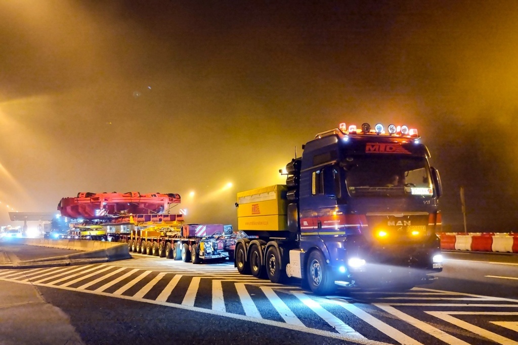 Dzień dobry Katowice. Zbliża się kolejny transport wielkiej maszyny
