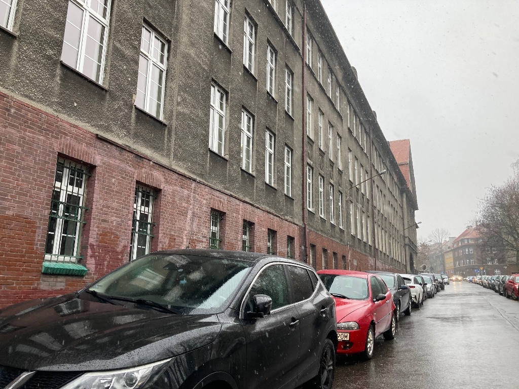Strażnicy zdjęli blokadę z koła samochodu i kierowcy natychmiast nielegalnie obstawili chodnik