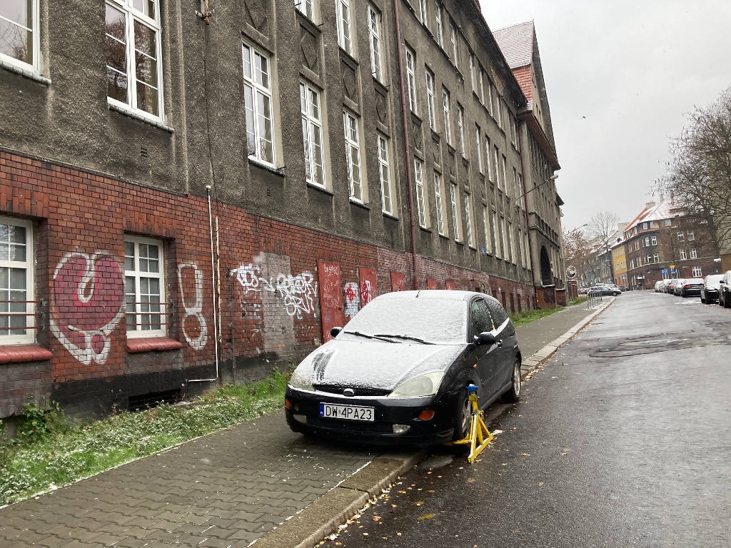 Nie wiadomo co zrobić z zablokowanym samochodem w centrum Katowic