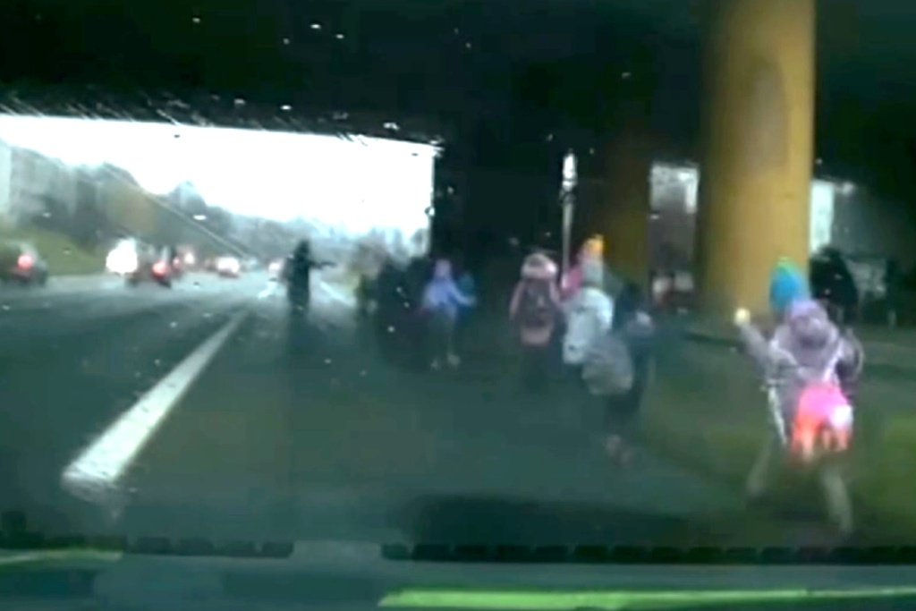 Dzieci biegły po DTŚ-ce razem z opiekunami. Ich autobus był unieruchomiony po kolizji [WIDEO]