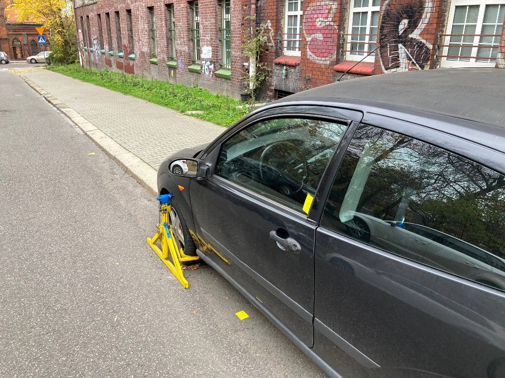 Blokada na kole jednego samochodu wystarczyła, żeby inni kierowcy przestali nielegalnie parkować na ulicy w centrum Katowic