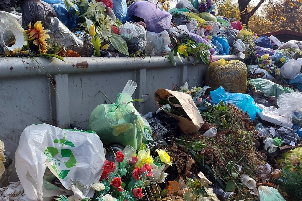 Góry śmieci przy cmentarzach. Można skorzystać z używanych zniczy