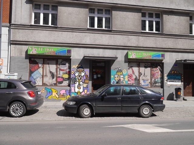 Sąd skazał pseudografficiarza, który zdewastował miejską kamienicę