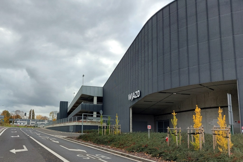 Wypożyczalnia samochodów nie korzysta już z parkingu centrum przesiadkowego