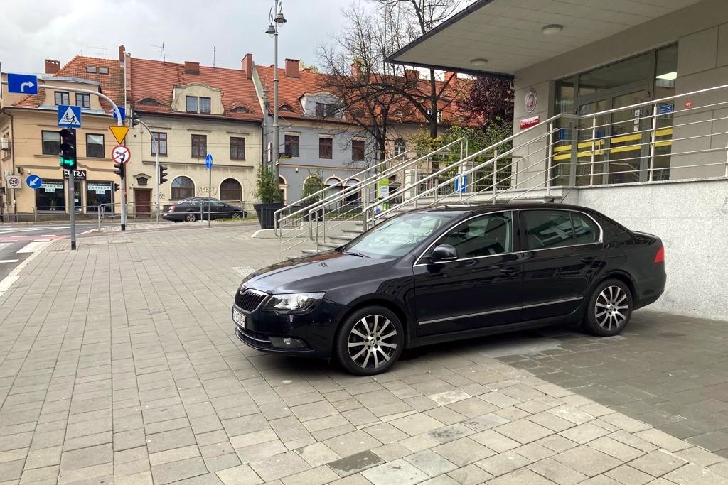 Miasto chwali się, że donicami walczy z nielegalnym parkowaniem. Kierowcy nadal parkują nielegalnie