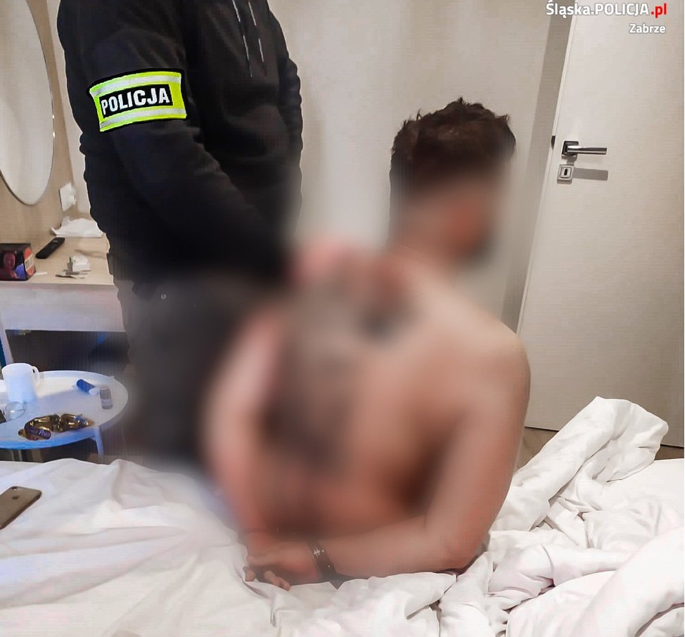 Poznała na Tinderze młodszego mężczyznę. Po spotkaniu dała mu 112 000 zł