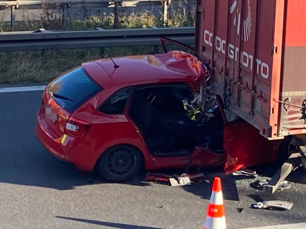 Wypadek na autostradzie A4. Kierowca osobówki wbił się pod tira