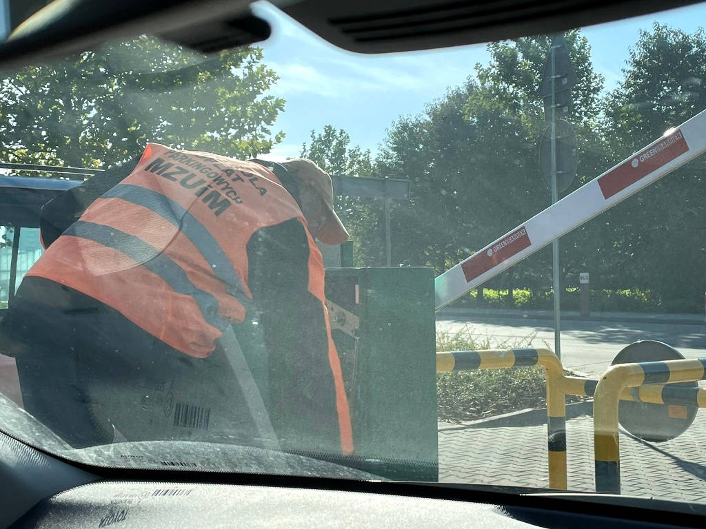 Kolejny problem z parkingiem w strefie kultury. Szlaban trzeba było podnosić ręcznie