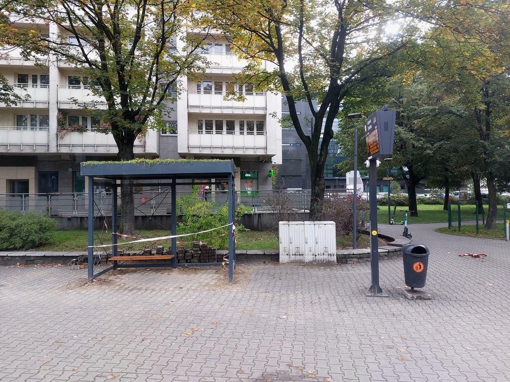 Rozpoczął się montaż zielonych przystanków
