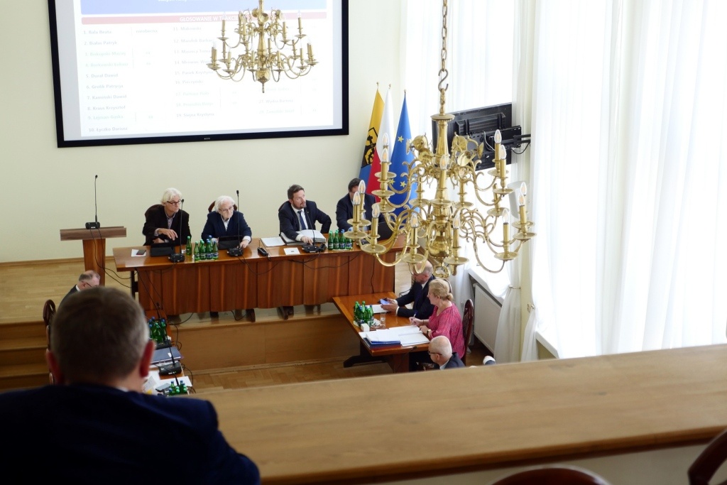 Koniec obrad online. Dzisiaj radni, po długim czasie, wrócili do sesji stacjonarnej