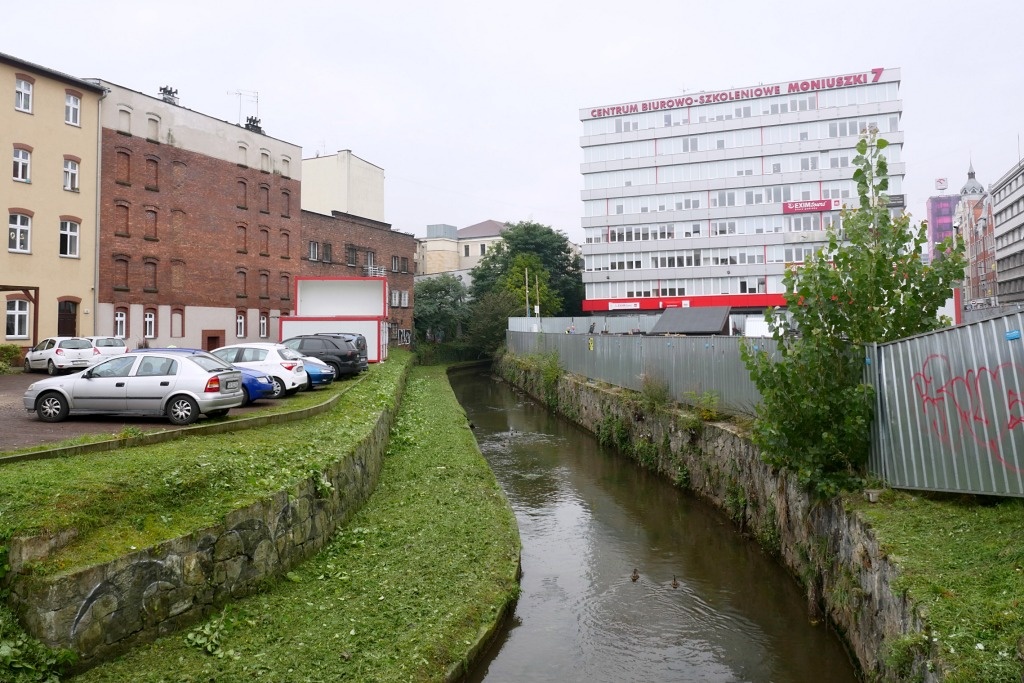 Nad Rawą powstaje hotel. Inwestor wznawia budowę po ponad dwóch latach