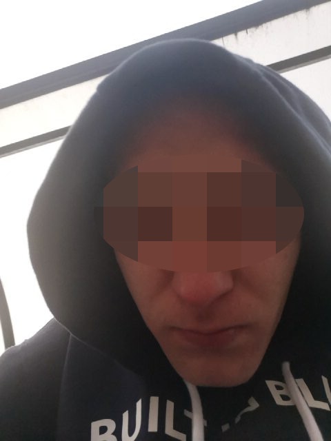 Pan Łukasz został okradziony na ul. Mariackiej. Wiadomo jak wygląda złodziej, bo aplikacja w telefonie zrobiła mu zdjęcia