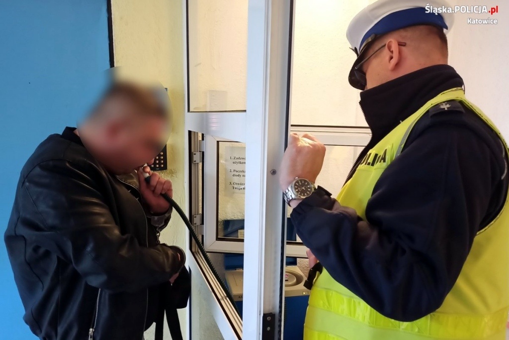 Kierowca udawał, że to nie on prowadził i próbował przekupić policjantów