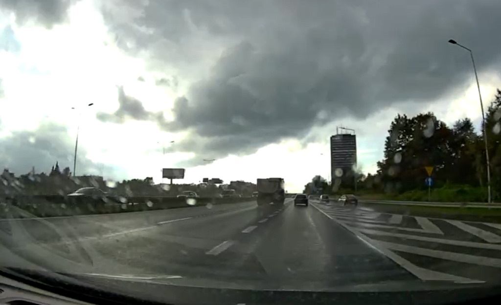 Kierowca ciężarówki zepchnął na bariery samochód osobowy. Policja szuka świadków [WIDEO]