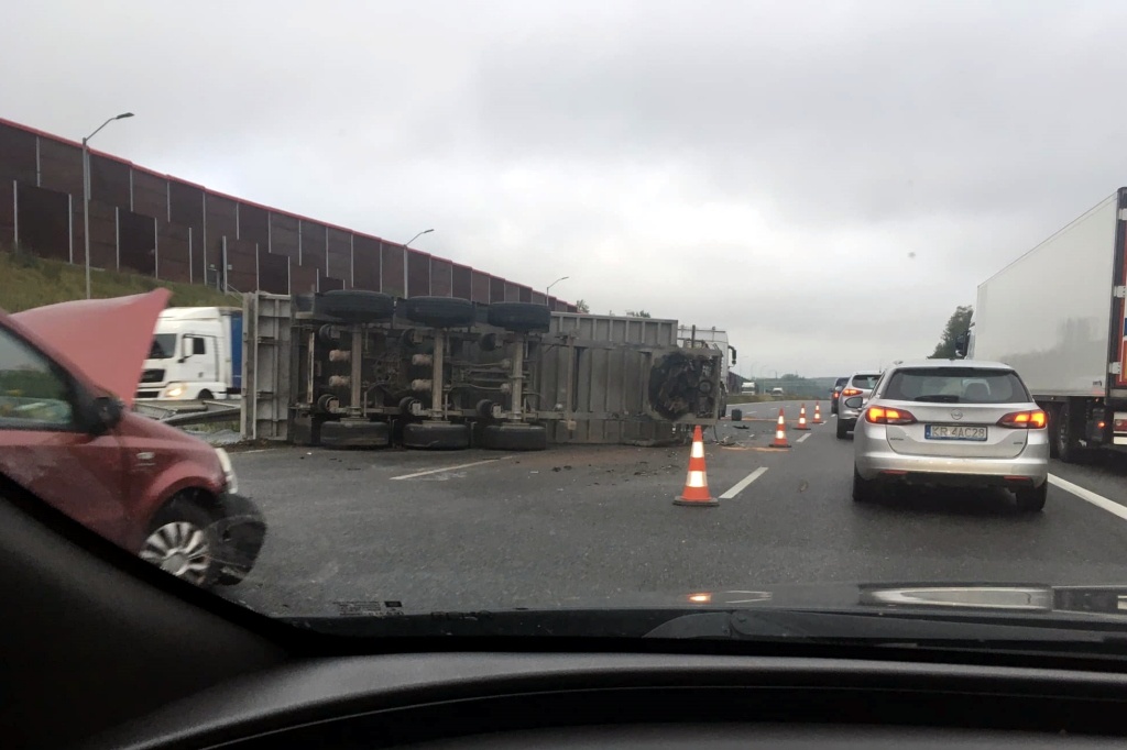 Ciężarówka leży na boku na autostradzie A4. Tworzą się korki