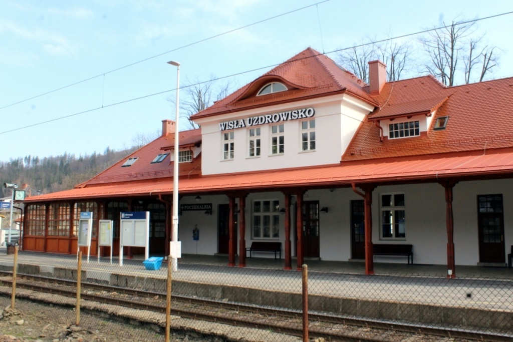 Kolejowa inwestycja na linii do Wisły po raz kolejny opóźniona. Trzeba wyciąć więcej drzew