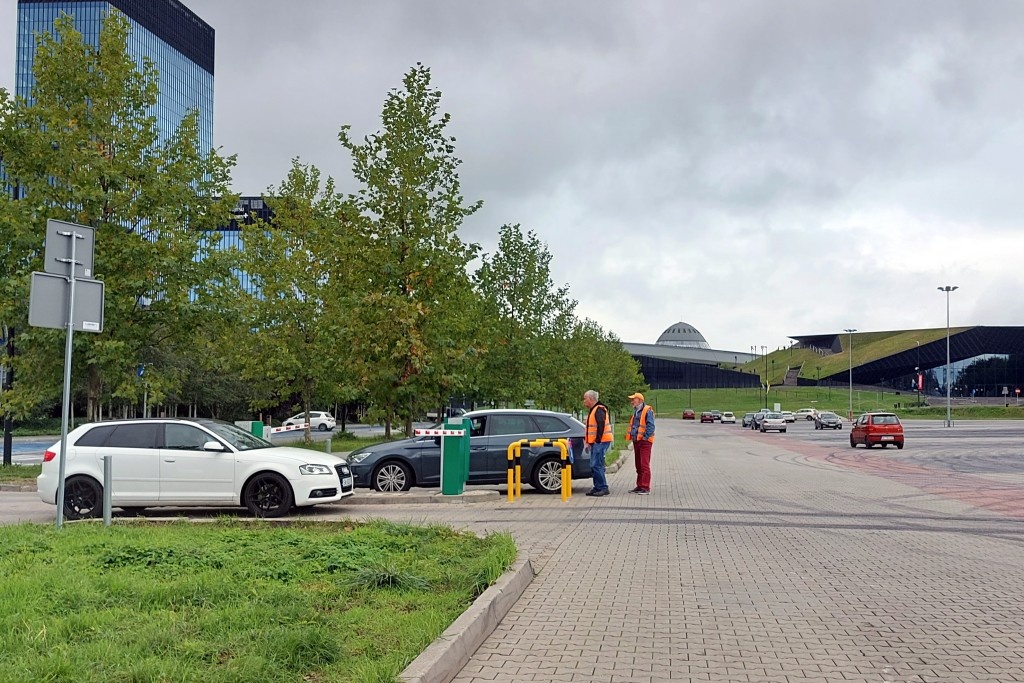 Puste parkingi w strefie kultury. Są usterki, które utrudniają zostawienie tu samochodu