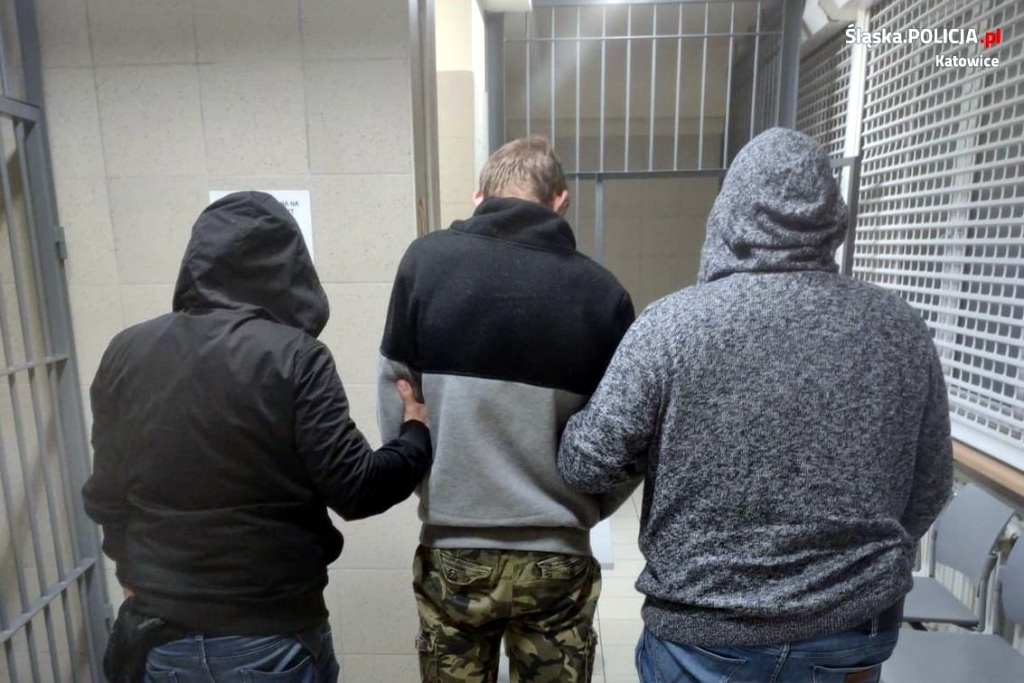Dwóch 18-latków groziło nożem 14-latkowi. Bał się, że go zabiją i wykonywał ich polecenia