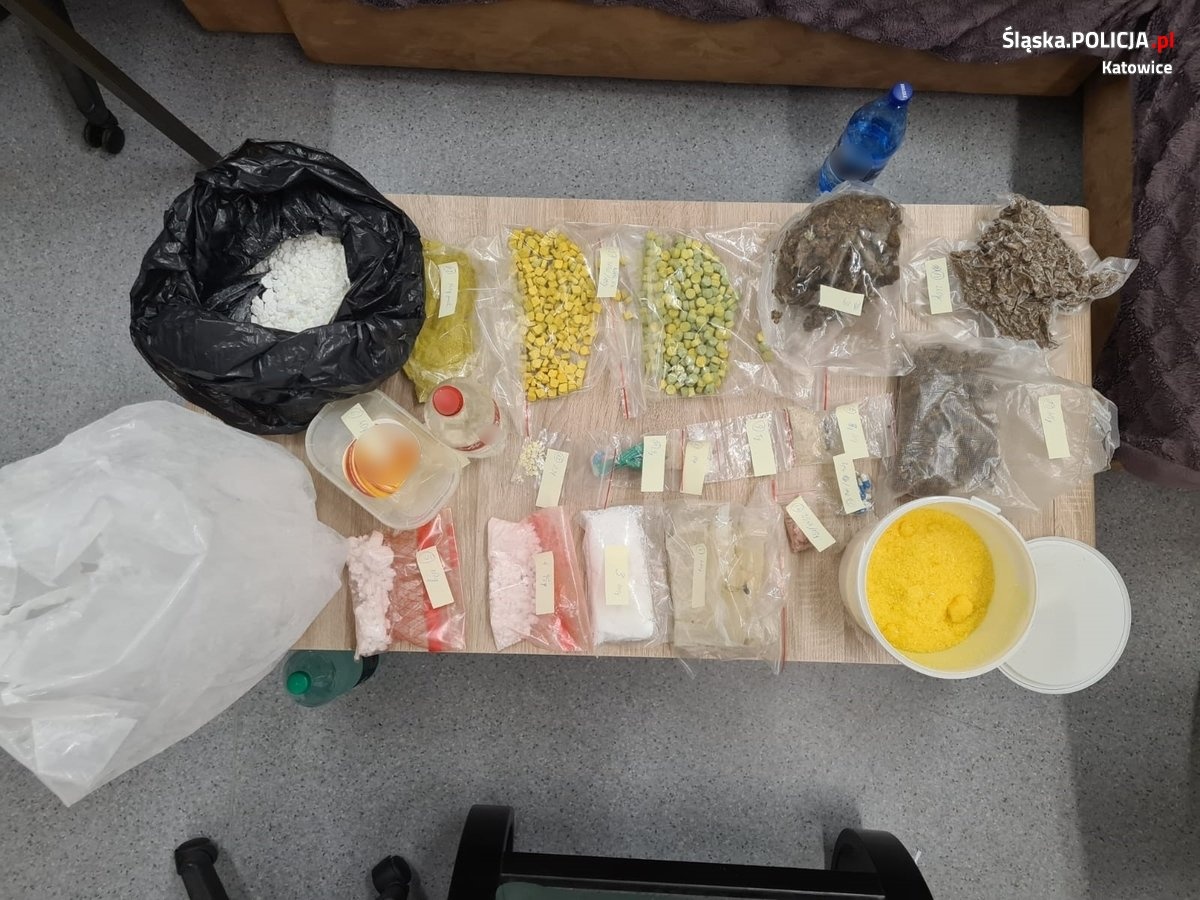 Katowiccy policjanci zatrzymali mężczyznę, który miał prawie 6 kg narkotyków