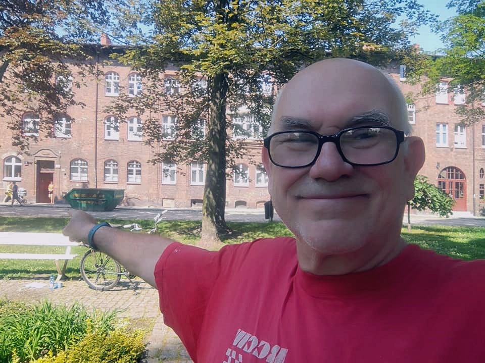 Ławka nie musi kosztować 20 tys. złotych. Obok „czytelniczej” stoi taka odnowiona przez mieszkańca